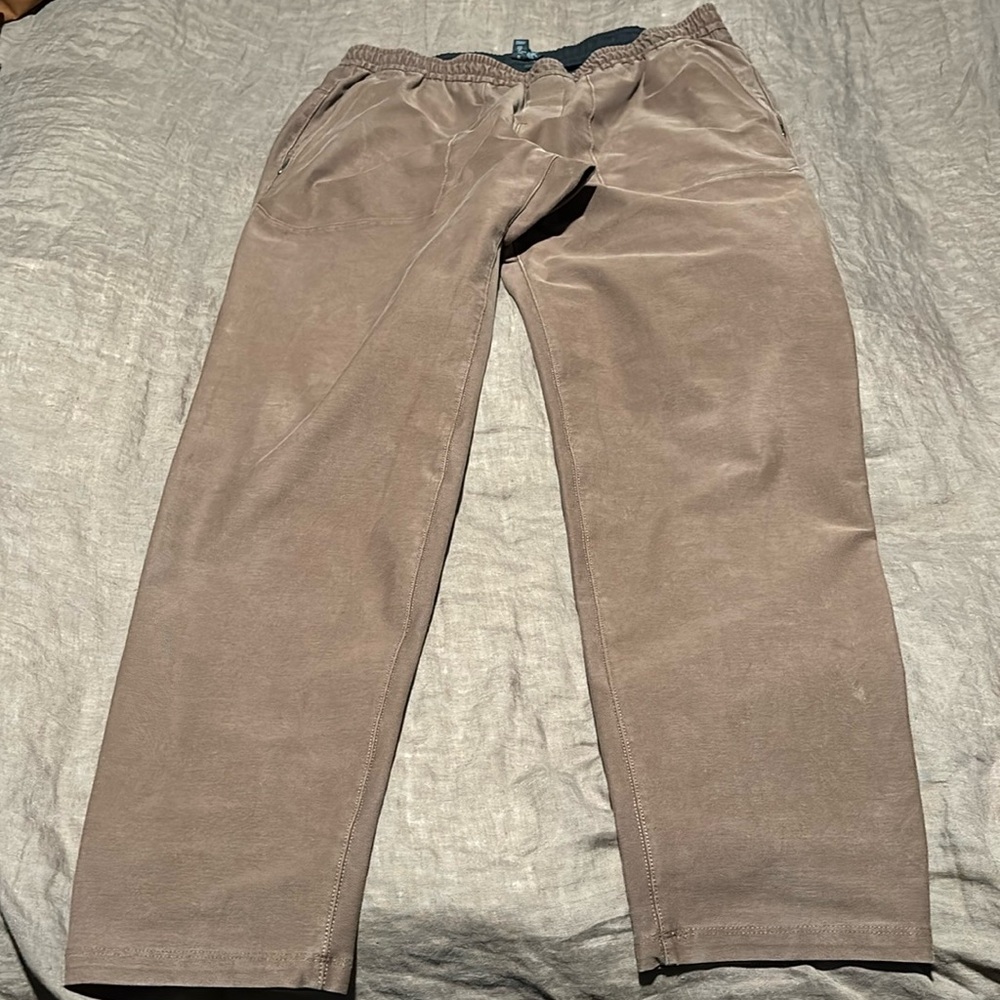 Lululemon pull on utilitech
Size large